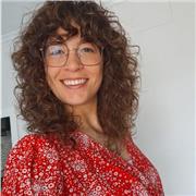 Mi nombre es Claudia y soy profesora del área de Humanidades, especializada en Historia, Geografía e Historia del Arte